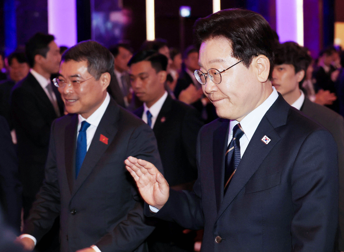 이재명 대통령이 23일(현지시간) 베트남 하노이의 한 호텔에서 열린 한-베트남 비즈니스 포럼에서 발언을 마친 뒤 행사장을 나서고 있다. 연합뉴스