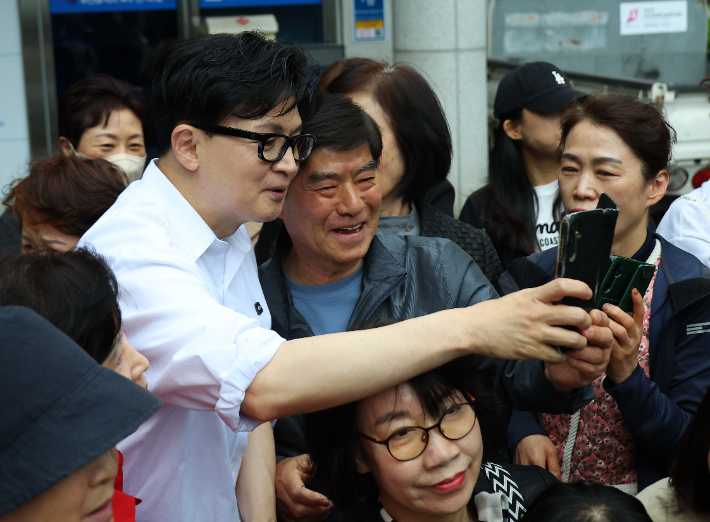 전입신고 후 주민들과 셀카    (부산=연합뉴스) 손형주 기자 = 한동훈 전 국민의힘 대표가 14일 오후 부산 북구 만덕2동 행정복지센터를 찾아 전입신고를 마친 뒤 주민들과 사진을 찍고 있다. 2026.4.14     handbrother@yna.co.kr (끝)   <저작권자(c) 연합뉴스, 무단 전재-재배포, AI 학습 및 활용 금지> 연합뉴스