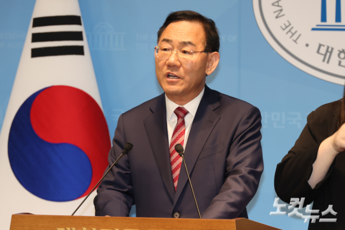 6·3 지방선거 국민의힘 대구시장 경선에서 컷오프(공천 배제)된 주호영 의원이 23일 서울 여의도 국회 소통관에서 불출마 기자회견을 하고 있다. 윤창원 기자