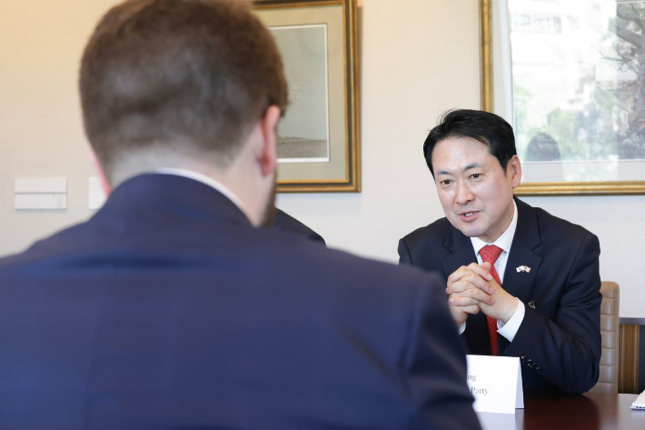 미국 국무부 차관보 면담한 장동혁 대표     (서울=연합뉴스) 국민의힘이 장동혁 대표가 사흘간 미국 체류 일정을 연장한 이후인 16일(현지시간)에 진행한 일정 관련 사진을 이날 출입기자단에 배포했다. 사진은 파일명에 16일이라고 밝힌 미국 국무부 차관보 면담 모습. 2026.4.19 [국민의힘 제공. 재판매 및 DB 금지]     scoop@yna.co.kr (끝)   <저작권자(c) 연합뉴스, 무단 전재-재배포, AI 학습 및 활용 금지> 연합뉴스
