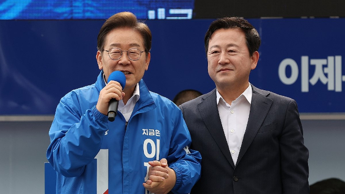 당시 더불어민주당 이재명 대선후보가 광주광역시 서구 김대중컨벤션센터 광장에서 열린 집중 유세에서 이 후보 지지를 선언한 김용남 전 의원을 소개하고 있다. 연합뉴스