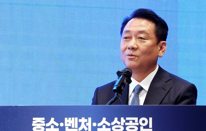 지난달 5일 서울 영등포구 중소기업중앙회에서 열린 중소ㆍ벤처ㆍ소상공인 민관 정책협의회 출범식에서 공동위원장인 이광재 전 국회 사무총장이 인사말을 하고 있다. 연합뉴스