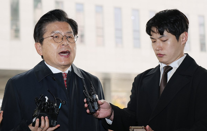 자유와혁신 황교안 대표가 지난해 11월 20일 '국회 패스트트랙 충돌' 1심 선고 공판 참석을 위해 서울 양천구 서울남부지방법원에 들어서며 취재진 질문에 답하고 있다. 연합뉴스