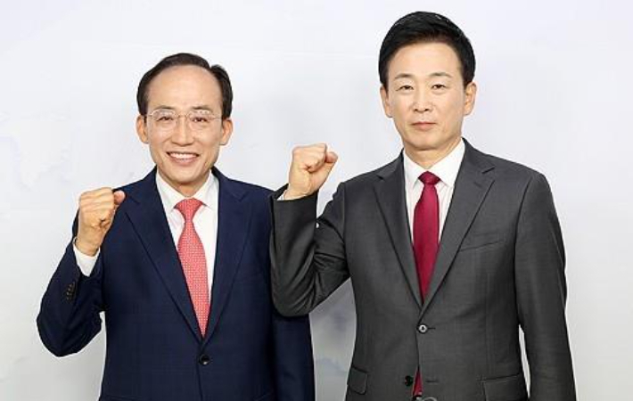 19일 대구 중구 매일신문사 스튜디오에서 열린 '제9회 전국동시지방선거 국민의힘 대구광역시장 경선 비전토론회'에서 추경호(왼쪽) 후보와 유영하 후보가 토론회 시작에 앞서 기념 촬영을 하고 있다. 연합뉴스