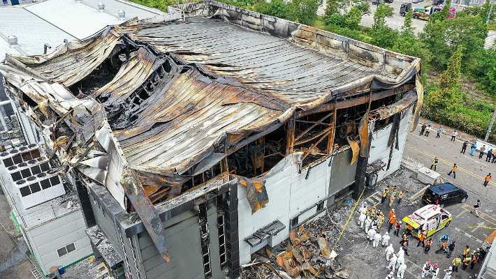 2024년 6월 25일 경기도 화성시 서신면 리튬전지 공장 화재 현장에서 경찰과 소방, 국립과학수사연구원, 국토안전연구원, 고용노동부, 산업안전관리공단 등 관계자들이 화재 원인을 찾기 위한 합동 감식을 하고 있다. 연합뉴스