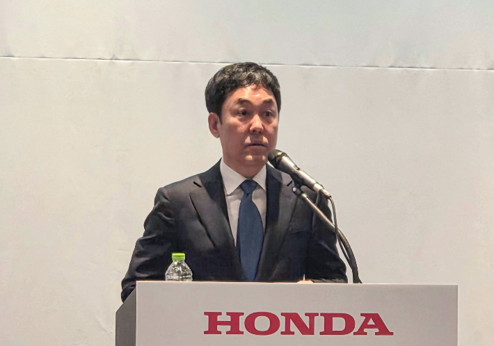 일본 자동차 브랜드 혼다의 국내 판매 법인인 혼다 코리아 이지홍 대표이사가 23일 서울 강남구 코엑스에서 올해 한국 시장에서의 자동차 판매 사업 종료 관련 기자회견을 하고 있다. 연합뉴스