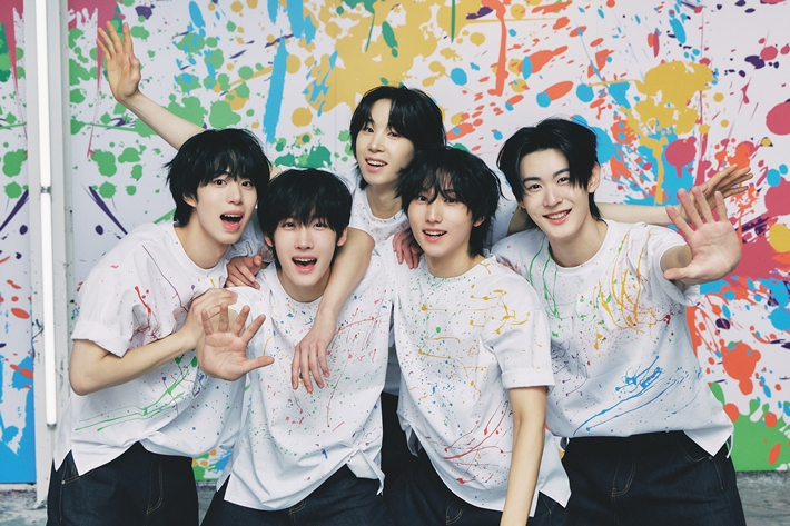 지난달 18일 첫 미니앨범 '보이즈 비 앰비셔스'로 정식 데뷔한 신인 보이그룹 엠비오. 이엔터테인먼트 제공