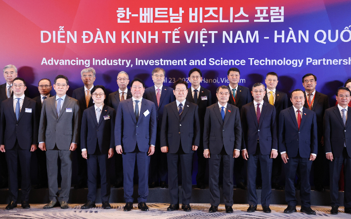이재명 대통령(앞줄 왼쪽 5번째)과 레 민 흥 베트남 총리(앞줄 왼쪽 6번째)가 23일(현지시간) 하노이 한 호텔에서 열린 한-베트남 비즈니스포럼 사전간담회에서 양국 기업인들과 기념촬영을 하고 있다. 연합뉴스