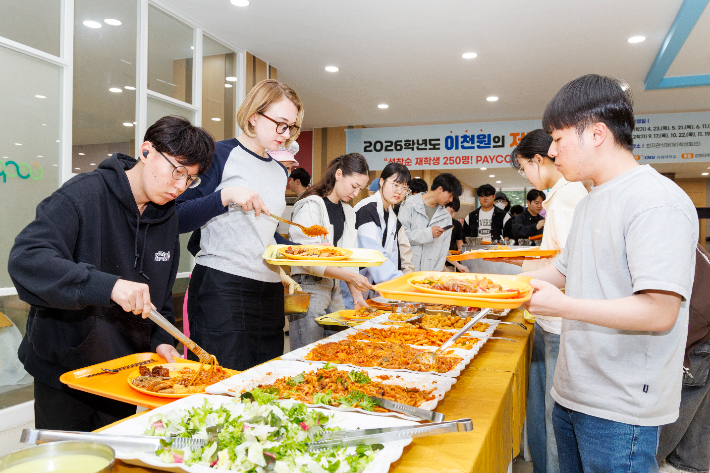 강원대학교 춘천캠퍼스는 지난 23일 재학생들의 든든한 식생활 지원을 위한 '이천원의 저녁 뷔페' 운영에 나섰다. 강원대 제공
