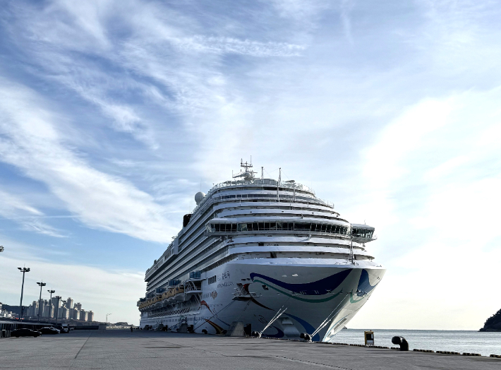 부산시가 크루즈 관광객을 골목상권으로 유도하기 위한 전략을 추진한다. 부산항만공사 제공