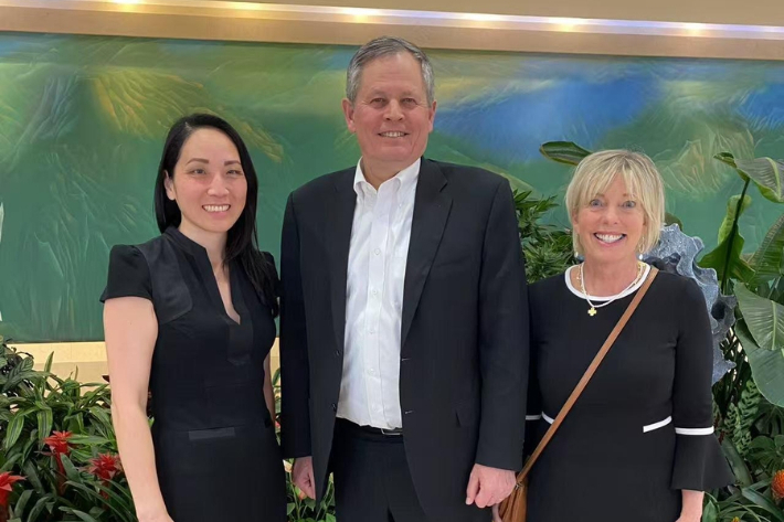 지난해 3월 중국 베이징에 방문한 스티브 데인스(공화·몬태나) 미국 연방 상원의원(가운데). 연합뉴스