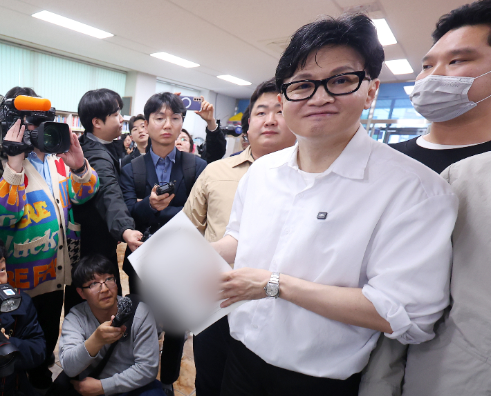 한동훈 전 국민의힘 대표가 부산 북구에서 주민들과 취재진과 만나고 있는 모습. 연합뉴스