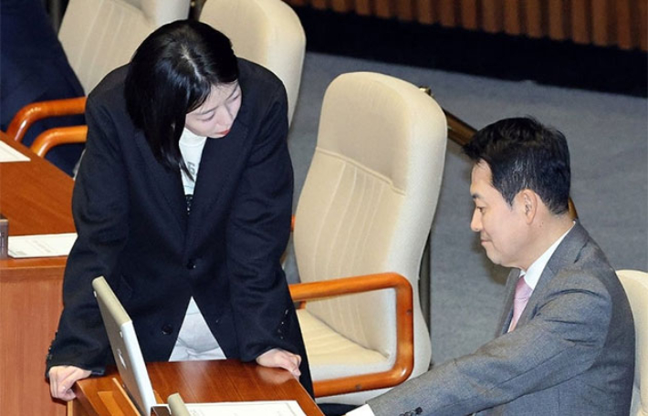 국민의힘 배현진 의원(왼쪽)과 장동혁 대표. 연합뉴스