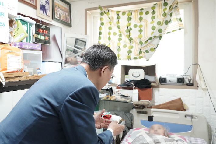 신상진 성남시장이 대상 어르신 자택을 방문해 건강 상태를 살피고 격려하고 있다. 성남시 제공