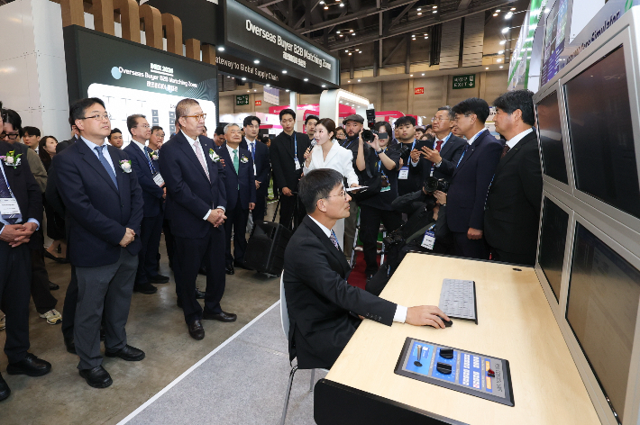 한수원 원자력 연구개발(R&D) 성과전시관에서 주요내빈들이 기술시연을 관람하고 있다. 한수원 제공