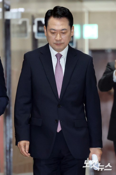 굳은 표정의 장동혁 대표