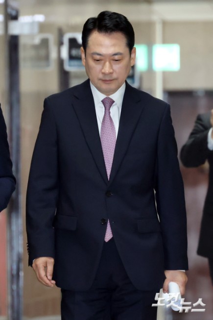 굳은 표정의 장동혁 대표