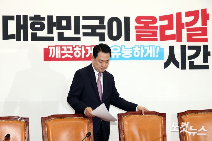 국민의힘 장동혁 대표가 24일 서울 여의도 국회에서 현안 관련 브리핑에 참석하고 있다.