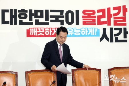 국민의힘 장동혁 대표가 24일 서울 여의도 국회에서 현안 관련 브리핑에 참석하고 있다.