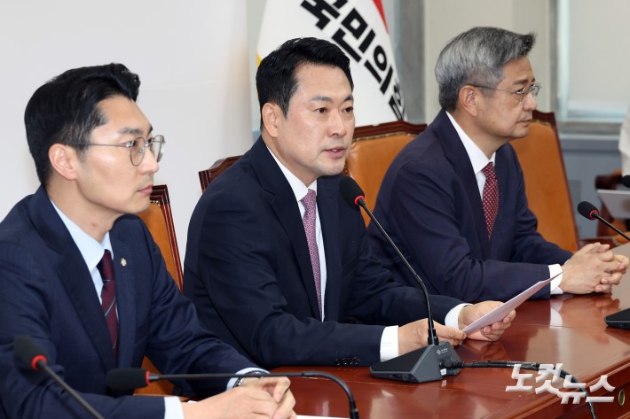 장동혁 "당 대표 물러나는 게 선거 승리 도움되는지 고민"