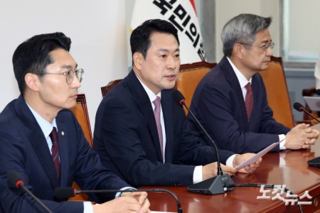 장동혁 "당 대표 물러나는 게 선거 승리 도움되는지 고민"