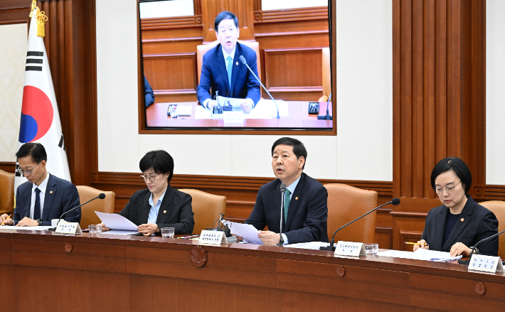 구윤철(오른쪽 두 번째) 부총리 겸 재정경제부 장관이 24일 서울 종로구 정부서울청사에서 열린 '비상경제본부회의 겸 국가창업시대 전략회의'를 주재, 모두발언을 하고 있다. 재정경제부 제공