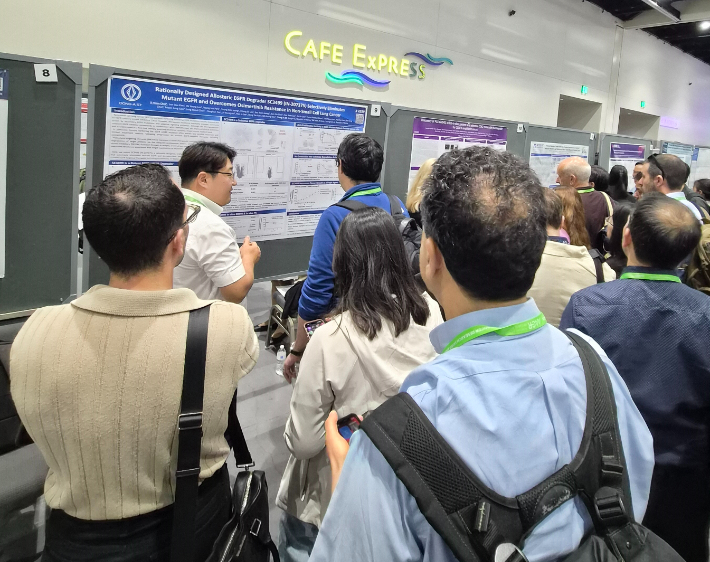 'AACR 2026'에서 동아에스티 연구원(왼쪽에서 두 번째)이 항암 파이프라인 비임상 연구 결과를 포스터로 발표하고 있다. 동아에스티 제공 