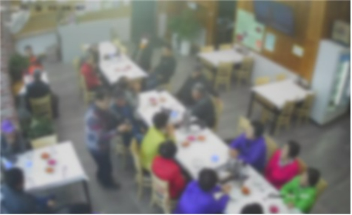 전남 특정당 기초자치단체장 후보자 선출을 위한 당내경선 여론조사 과정에서 마을 관계자가 대리응답하기 위해 고령인 경선선거인의 휴대폰을 넘겨받는 장면. 전남 선관위 제공