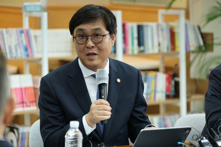 최휘영 문화체육관광부 장관이 지난 14일 서울 중구 엠플라자에서 열린 한국 영화산업 회복을 위한 소통 간담회에서 인사말을 하고 있다. 연합뉴스