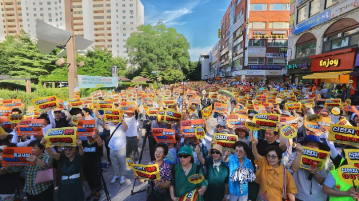 지난해 경기 과천시 도심에서 열린 신천지 반대 집회 현장 모습. 과천지킴시민연대 제공