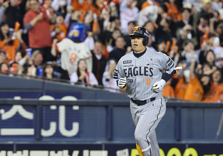 23일 서울 잠실야구장에서 열린 프로야구 한화-LG경기 4회초 한화 노시환이 1점 홈런을 치고 베이스를 돌고 있다. 연합뉴스 