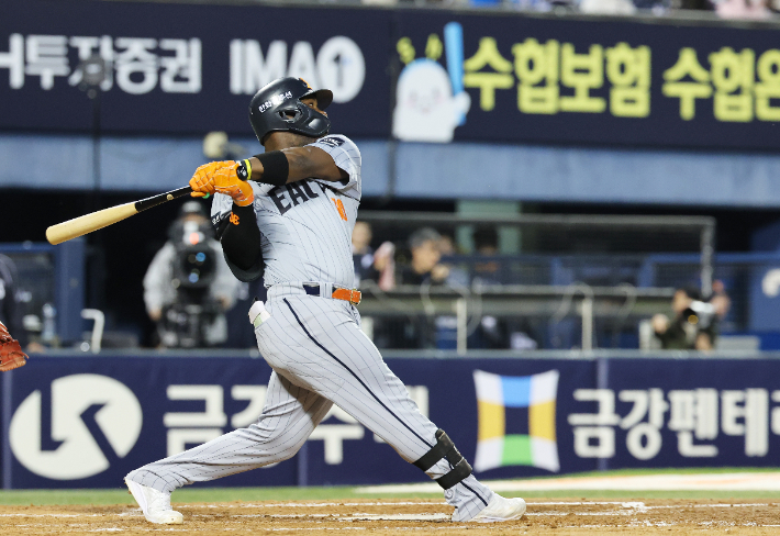 23일 서울 잠실야구장에서 열린 프로야구 한화-LG경기. 4회초 한화 선두 타자 페라자가 1점 홈런을 날리고 있다. 연합뉴스 