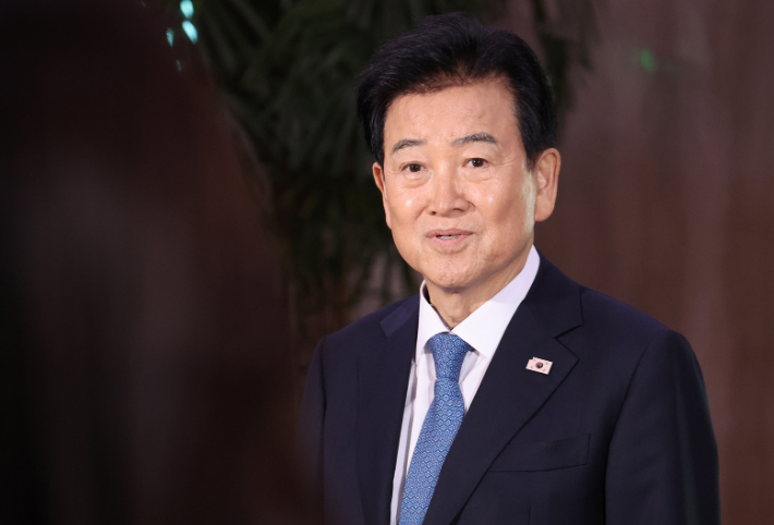 정동영 통일부 장관이 20일 오후 외부 일정을 마친 뒤 서울 광화문 정부서울청사에 도착, 미국과 정보공유가 일부 제한된 것과 관련 입장을 밝히고 있다. 연합뉴스