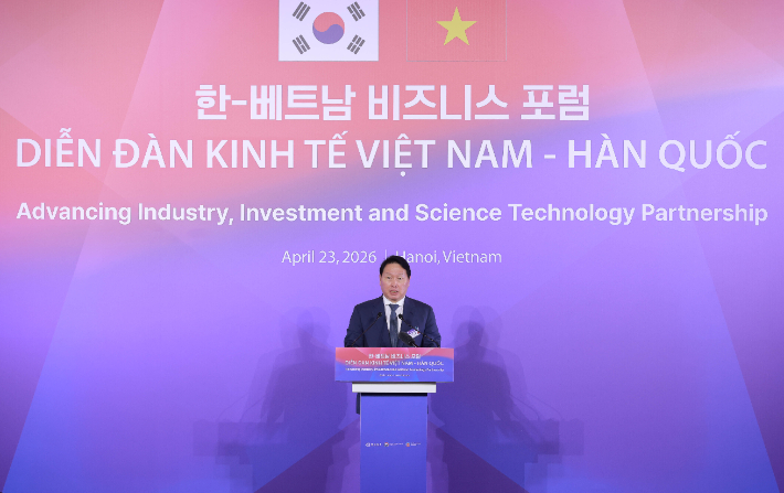 최태원 SK회장 겸 대한상공회의소 회장이 23일 베트남 하노이에서 열린 한-베트남 비즈니스 포럼에서 환영사를 하고 있다. 대한상공회의소 제공