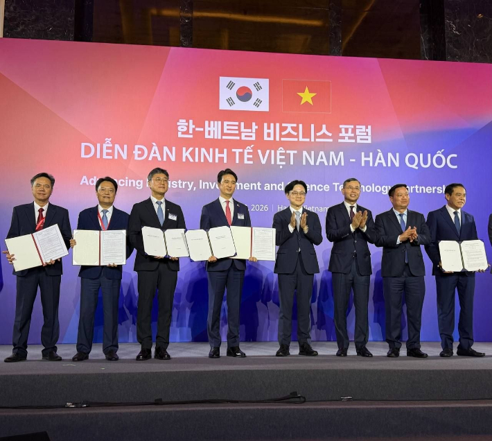 23일 베트남 하노이에서 열린 한-베트남 비즈니스포럼에서 SK가 베트남 정부기관과 AI 생태계 조성을 위한 업무협약(MOU)을 체결하고 있다. 사진은 왼쪽에서부터 응오 반 뚜 NASU CEO, 황 반 꽝 PV파워 회장, 정재헌 SK텔레콤 CEO,  추형욱 SK이노베이션 CEO, 김정관 산업통상부장관, 응오 반 뚜언 베트남 재무부 장관, 베트남 응우옌 칵 탄 응에안성 서기장, 보 쫑 하이 응에안성 인민위원장. SK 제공