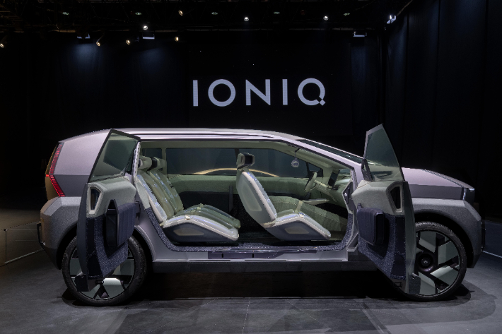 2026 베이징 국제 모터쇼 현대차 부스에 전시된 어스 콘셉트. 현대차 제공