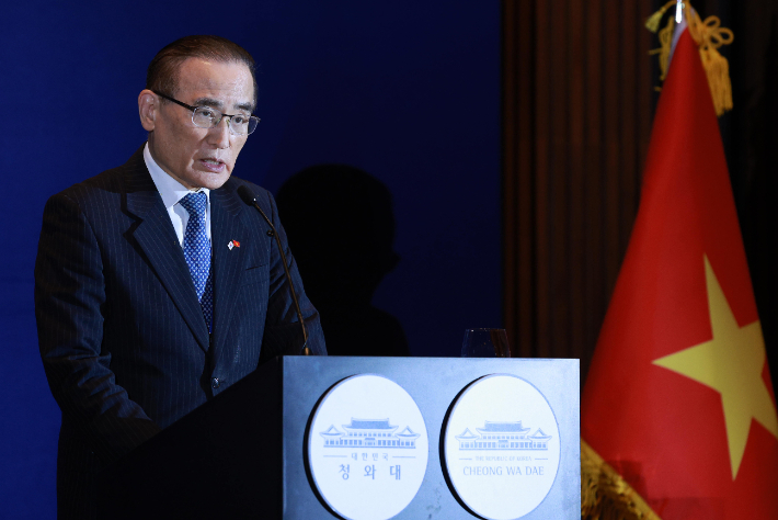 위성락 국가안보실장이 23일 베트남 하노이 한 호텔의 한국프레스센터에서 이재명 대통령의 국빈방문에 관한 브리핑을 하고 있다. 연합뉴스