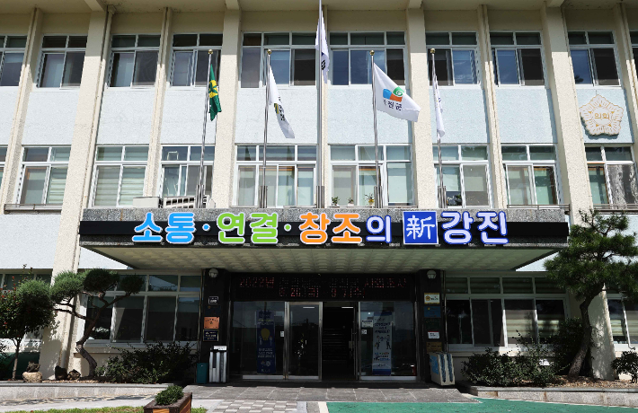 강진군청 전경. 강진군 제공