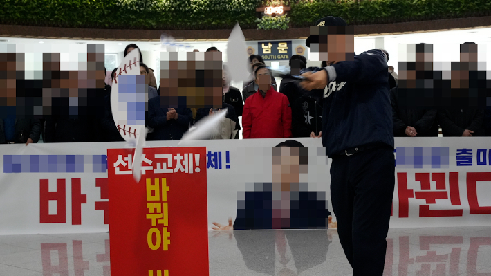 대전 기초단체장에 출마한 한 예비후보가 출마 선언 현장에서 야구공 모양의 소품을 향해 방망이를 휘두르고 있다. 캠프 제공