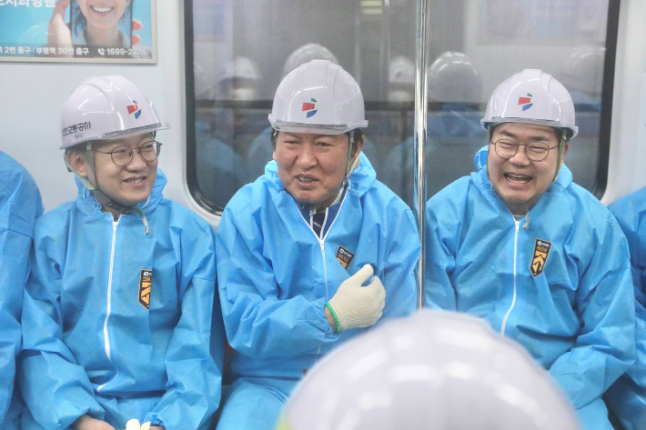 박찬대 의원(오른쪽)과 정청래 민주당 대표 등이 24일 연수구 현장에서 환하게 웃으며 대화하고 있다. 박 의원 측 제공