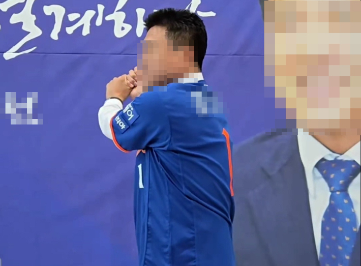 대전 한 기초단체장에 출마한 예비후보가 프로야구 한화이글스 유니폼을 입고 스윙 포즈를 취하고 있다. 이 예비후보는 경선에서 탈락했다. 예비후보 누리소통망 영상 캡처
