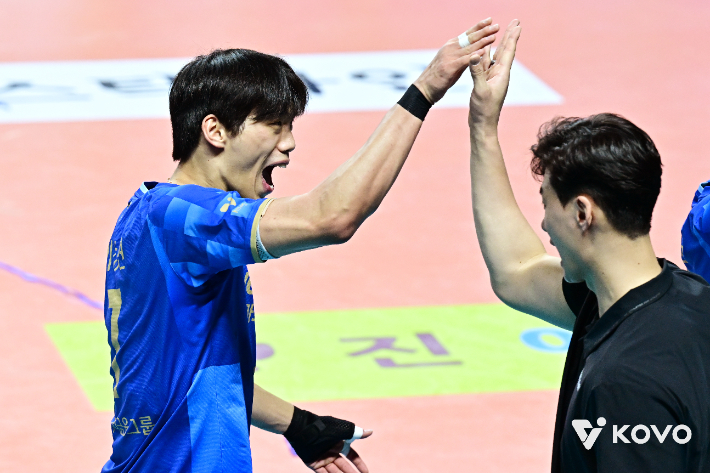 이상현과 하이파이브 하는 박철우 우리카드 감독. 한국배구연맹