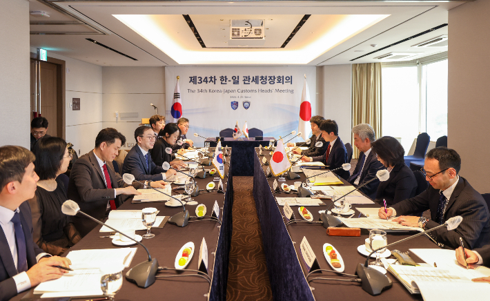 이명구 관세청장(왼쪽 가운데)이 23일 서울에서 테라오카 미쓰히로 일본 재무성 관세국장(오른쪽 가운데)과 '제34차 한-일 관세청장 회의'를 개최하고 있다. 관세청 제공 