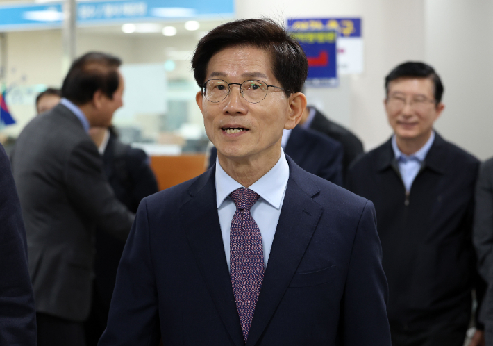 김문수 전 고용노동부 장관이 24일 서울 서초구 서울중앙지방법원에서 열린 제21대 대통령선거 선거법 위반 1심 선고 공판에 출석하고 있다. 연합뉴스