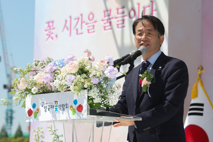 이동환 고양특례시장이 24일 오전 일산호수공원 수변무대에서 열린 개막식에서 개회사를 하고 있다. 고양시 제공