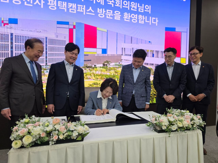 추미애 더불어민주당 경기지사 후보가 24일 삼성전자 평택캠퍼스를 방문해 방명록을 작성하고 있다. 추미애 의원실 제공