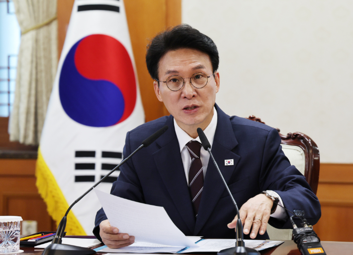 김민석 국무총리가 24일 서울 종로구 정부서울청사에서 열린 성장엔진 연계 지역인재 양성 관계장관회의에서 발언하고 있다. 연합뉴스