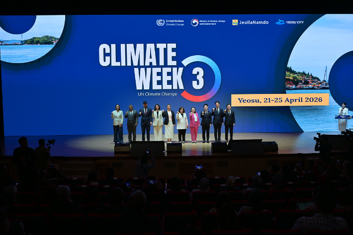 유엔기후변화협약 기후주간 개막식에서 참석자들이 기념촬영을 하고 있다. 여수시 제공