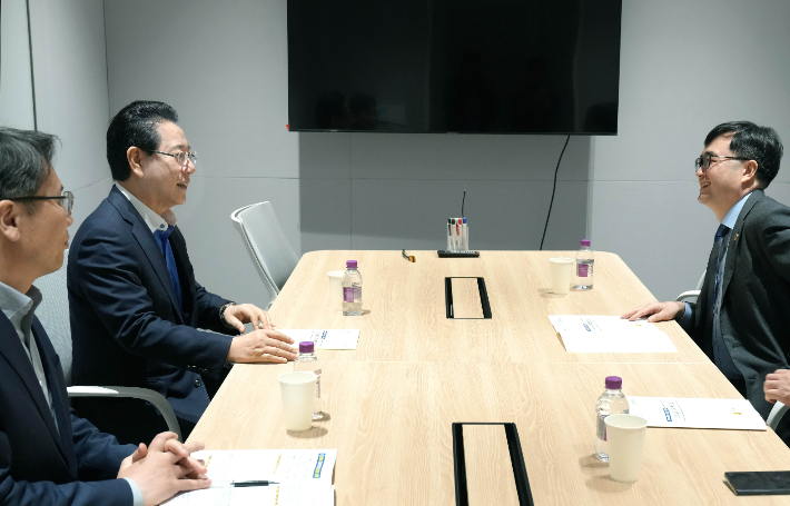 김영록 전라남도지사가 24일 서울서 임기근 기획예산처 차관과 면담을 갖고 지역 현안사업 해결을 위한 협조를 요청하고 있다. 전라남도 제공 