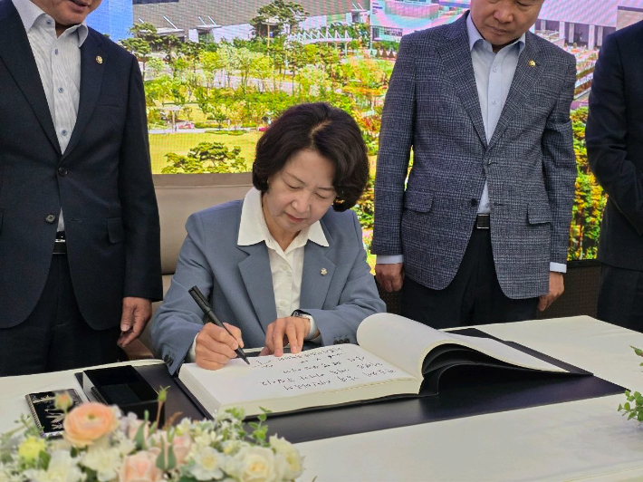 더불어민주당 추미애 의원이 24일 삼성전자 평택캠퍼스를 방문해 방명록에 사인하고 있는 모습. 삼성 제공